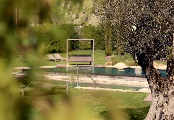 Hotelgarten mit Himmelbett und Infinity Pool im Hotel Anderlahn